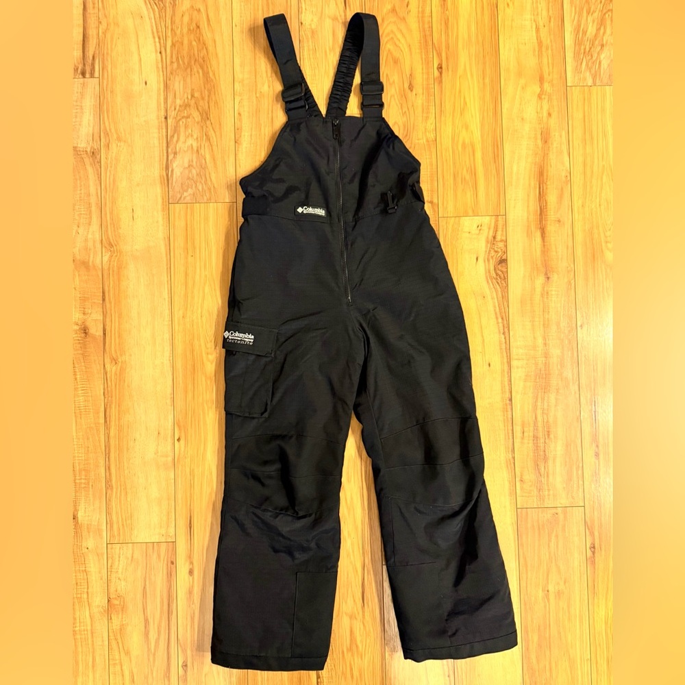 Columbia size 10/12 kids L ski overalls in black. Adjust straps & Velcro waist.